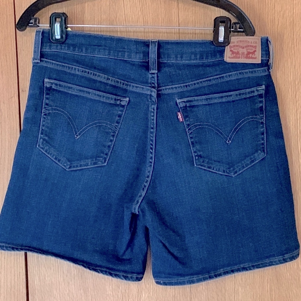 Levi’s women’s size 29 or 8 cotton poly spandex denim blue jean shorts full cut